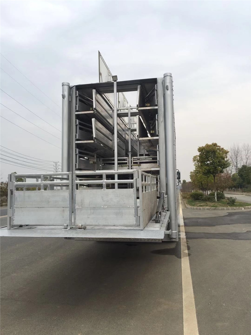前四后八畜禽運輸車 現代畜牧業的高效物流解決方案
